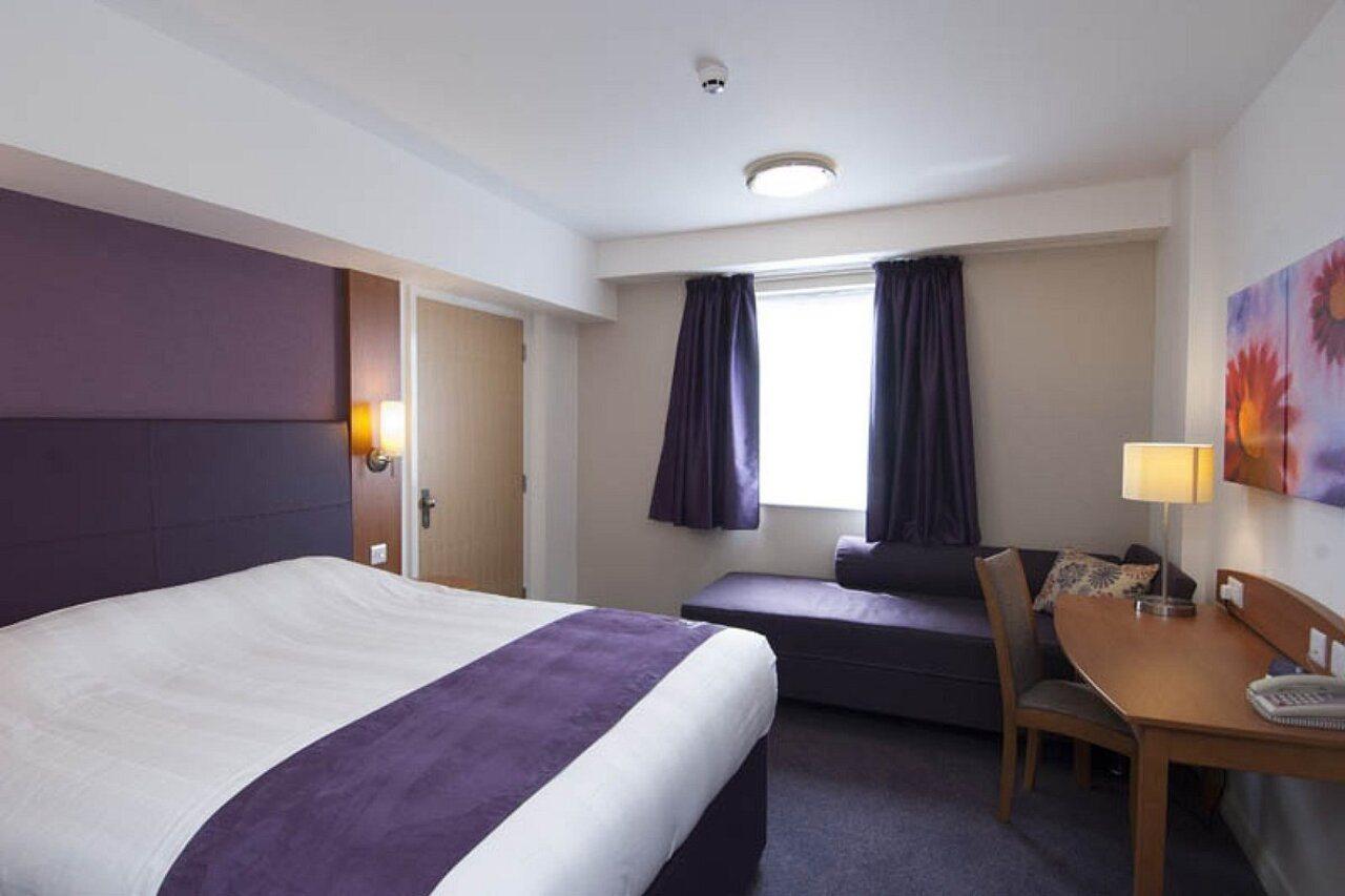Premier Inn Brentwood Bagian luar foto