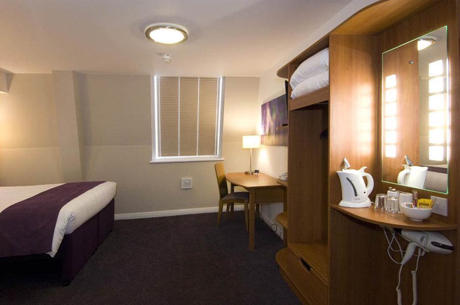 Premier Inn Brentwood Bagian luar foto