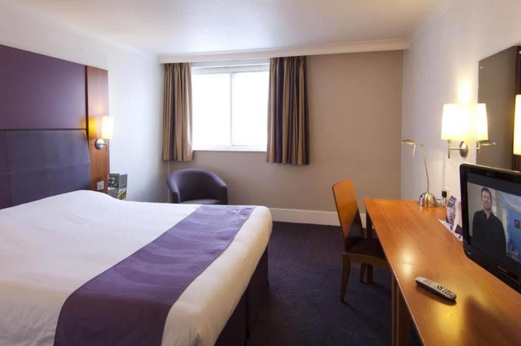 Premier Inn Brentwood Bagian luar foto