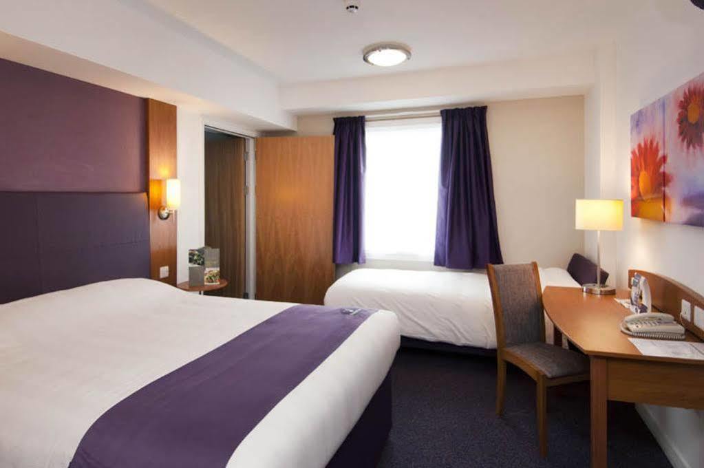 Premier Inn Brentwood Bagian luar foto