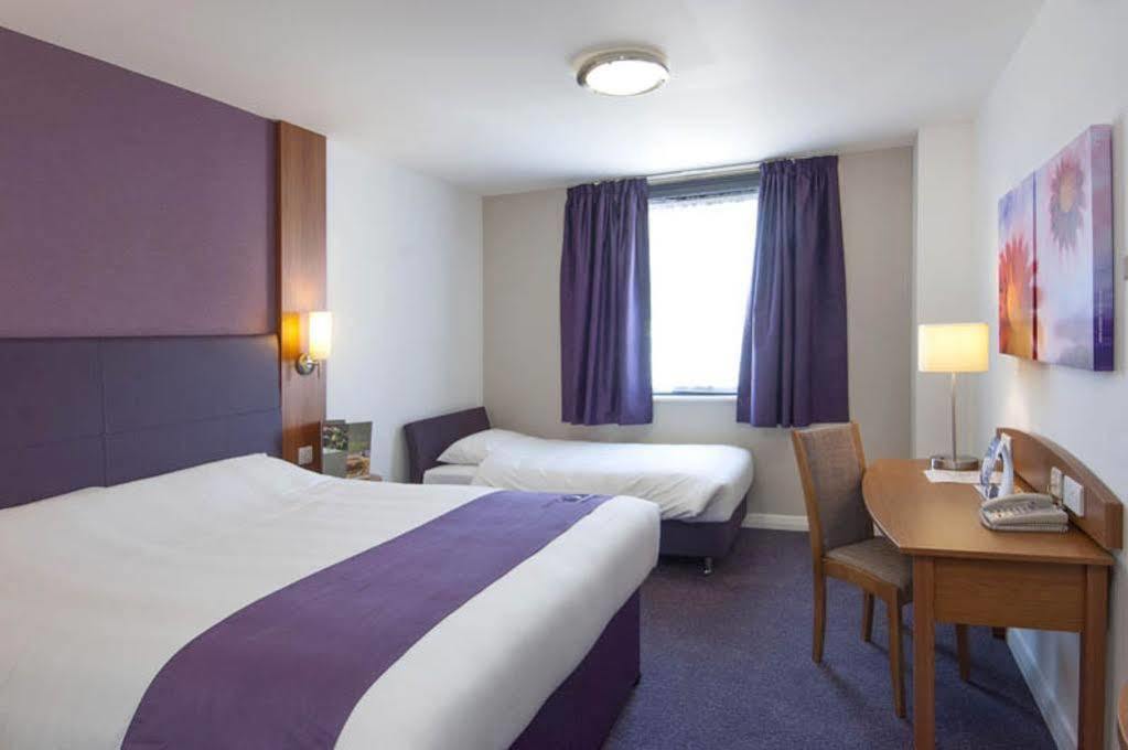 Premier Inn Brentwood Bagian luar foto