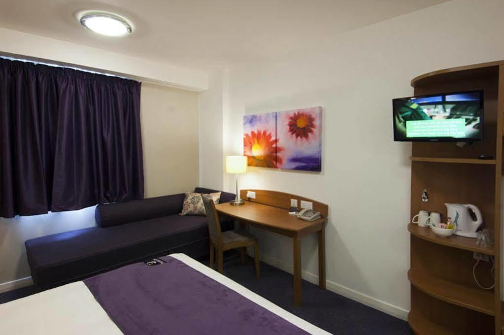 Premier Inn Brentwood Bagian luar foto