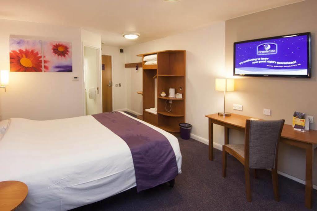 Premier Inn Brentwood Bagian luar foto
